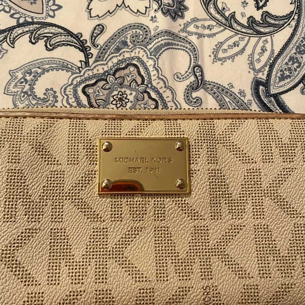 Michael Kors wallet with gold tone plate on front - Picture 2 of 14